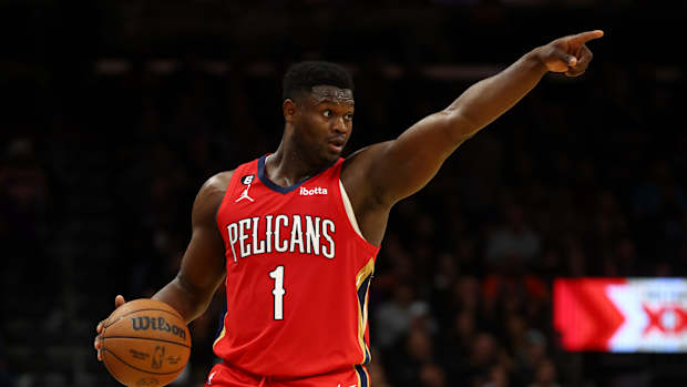 Zion Williamson directs teammates during a game.